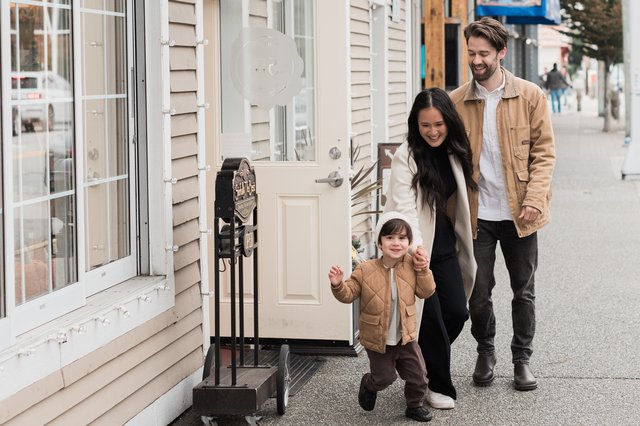 Steveston Waterfront Hotel-Family leaving Sinfully The Best chocolate shop