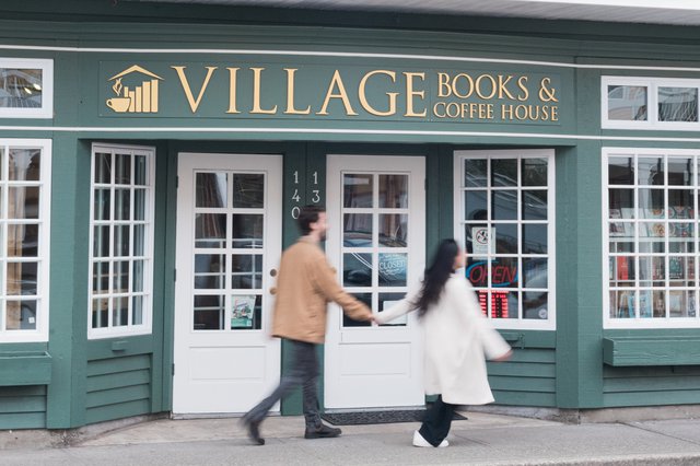 Steveston Waterfront Hotel-Couple walking outside Village Books Steveston
